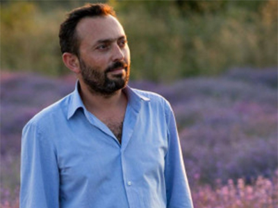 ο Βασίλης Τζήμτσος σε χωράφι λεβάντας
