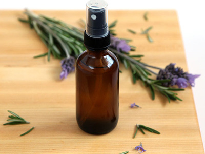 μπουκαλάκι σπρέι και άνθη λεβάντα