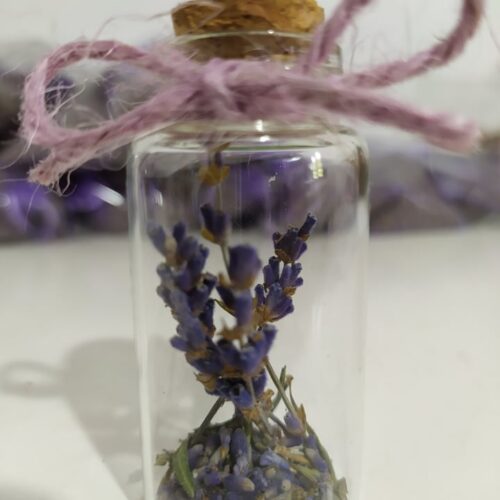 μπουκαλάκι με αποξηραμένη λεβάντα