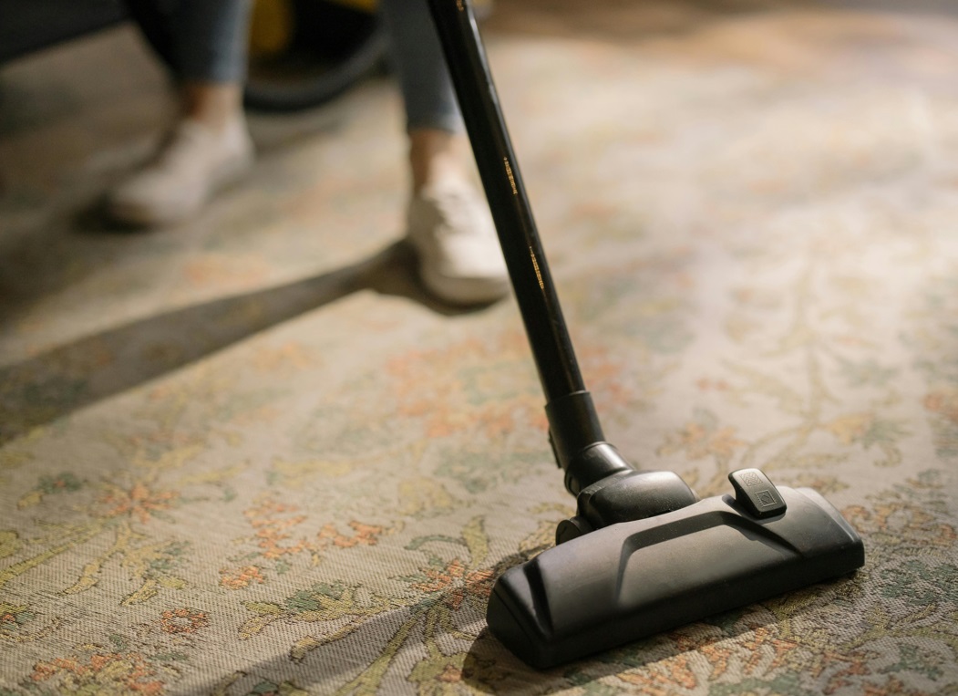 ηλεκτρική σκούπα σε χαλί